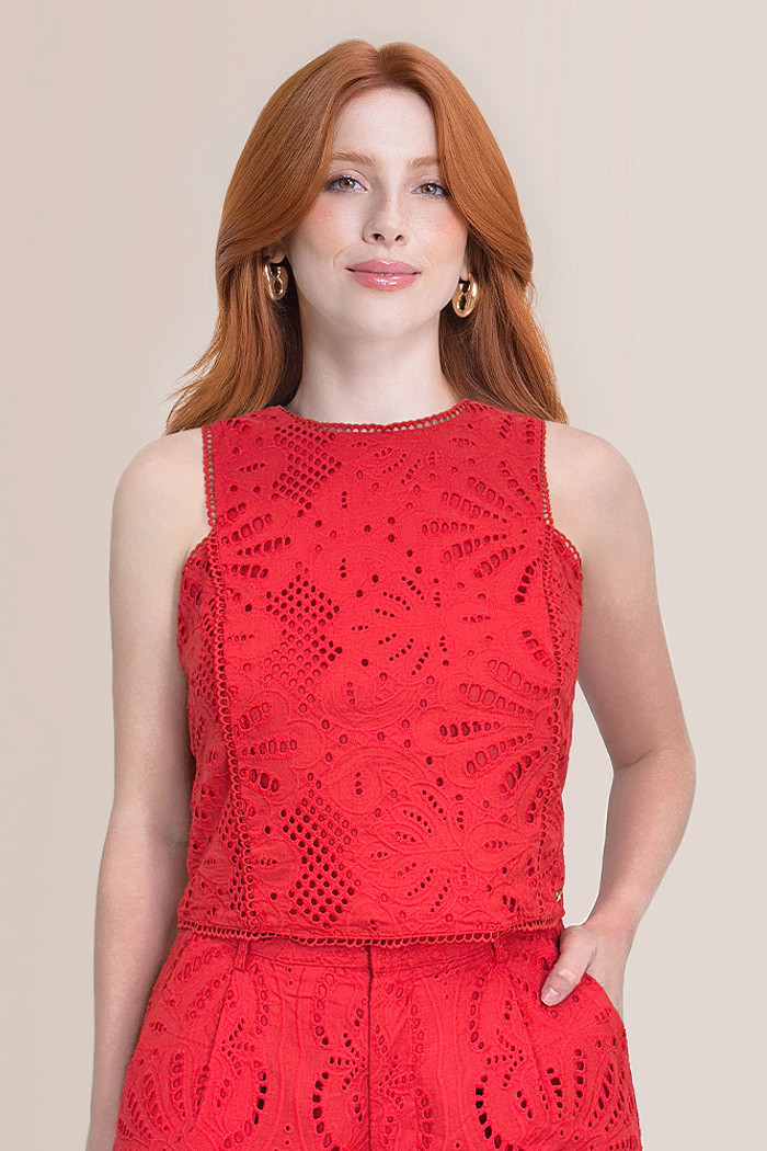 Blusa regata laise com botão e aplique decorativo