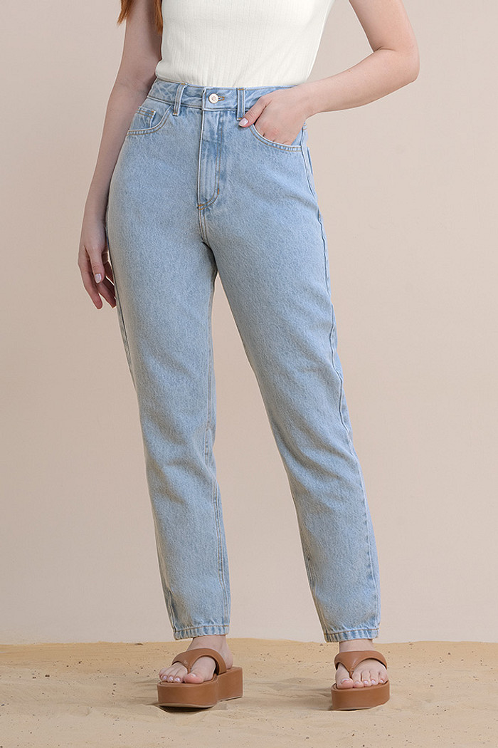 Calça jeans mom com bolso e bordado traseiro