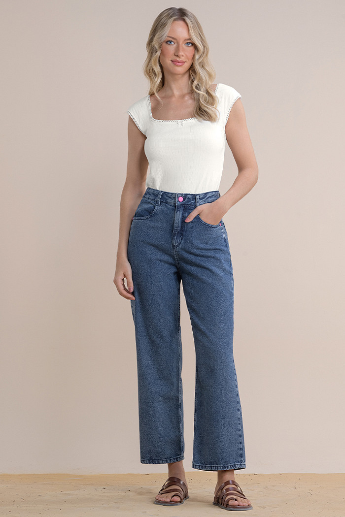 Calça reta em jeans com bolso