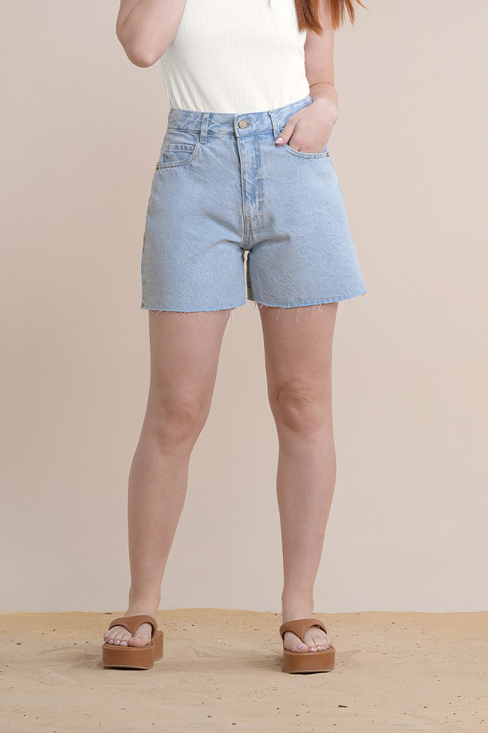 Shorts jeans mom com botão e bordado traseiro