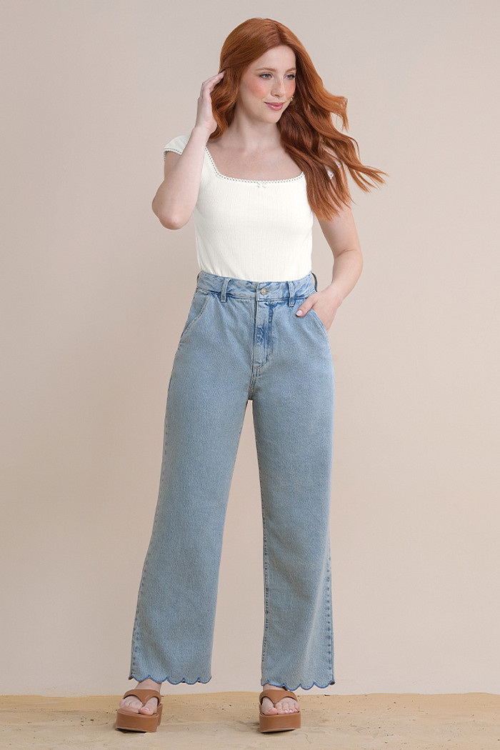Calça reta em jeans com bordado