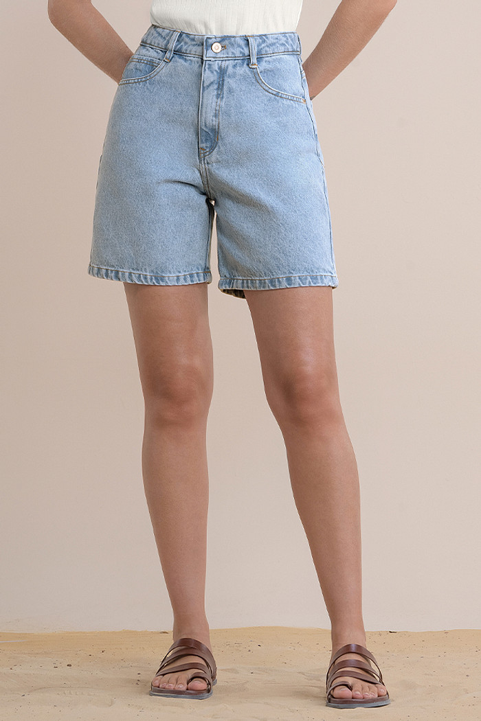 Shorts jeans mom com bolso e bordado traseiro