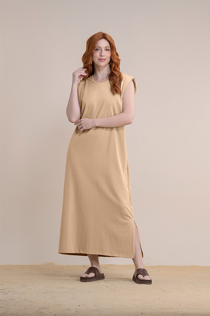 Vestido midi com pregas no ombro e fenda lateral