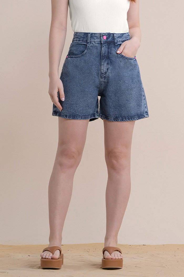 Shorts mom em jeans com bolso