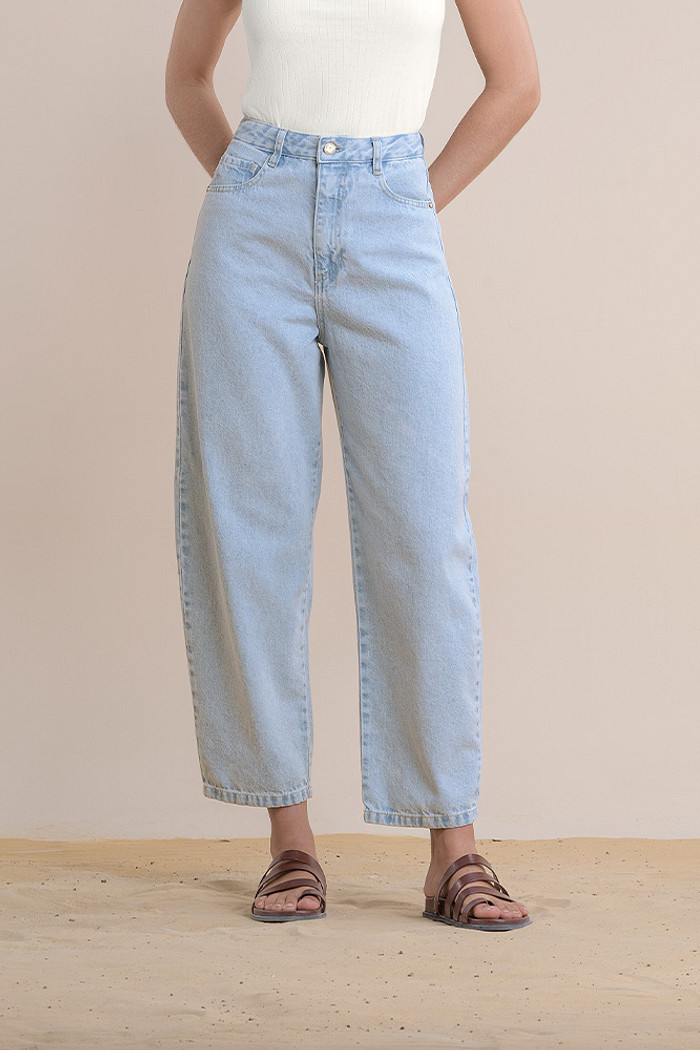 Calça balloom com bordado traseiro