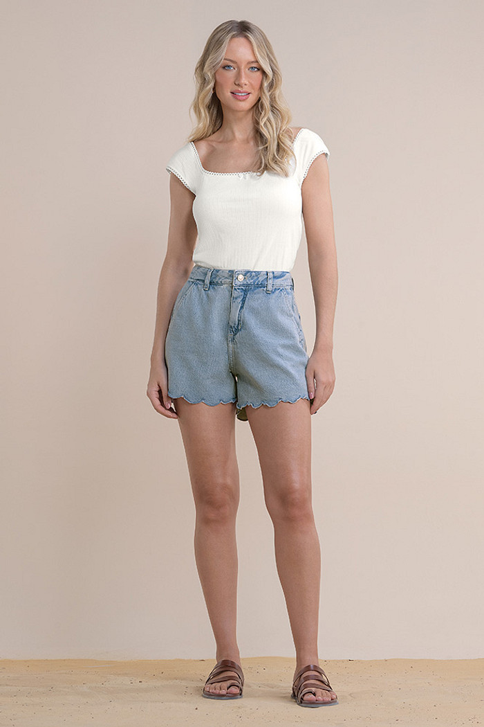 Shorts hot pants em jeans com bordado.