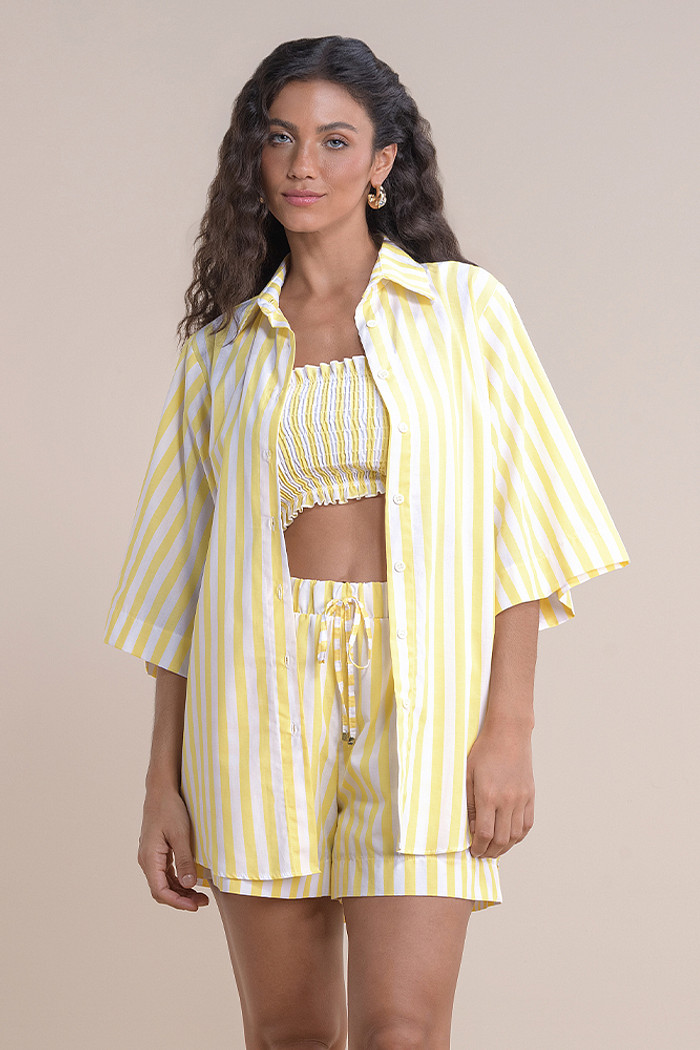 Camisa listrada com botões funcionais