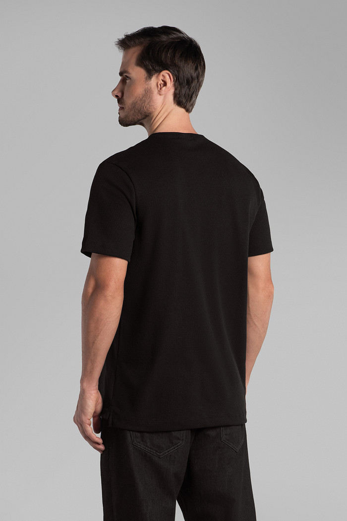 Camiseta comfort em meia malha waffle com abertura lateral Aurus