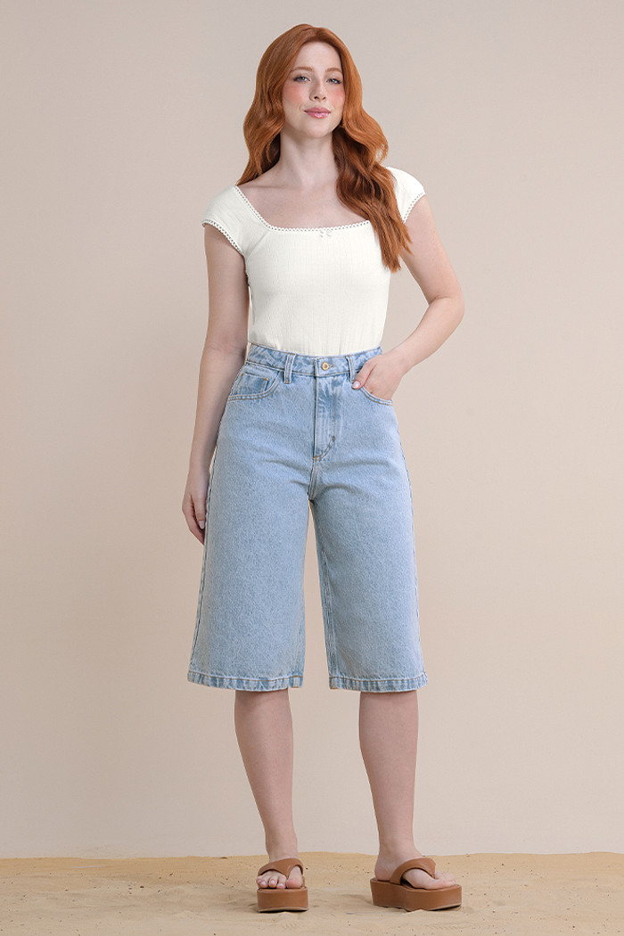 Bermuda jorts jeans com bordado no bolso