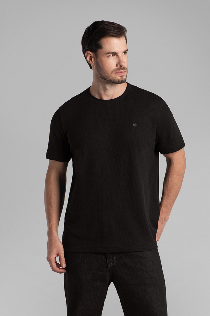 Camiseta comfort em meia malha waffle com abertura lateral Aurus