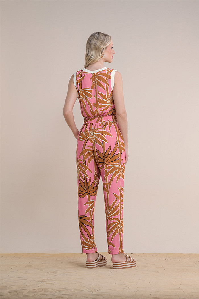 Calça alfaiataria em viscose com elástico atrás