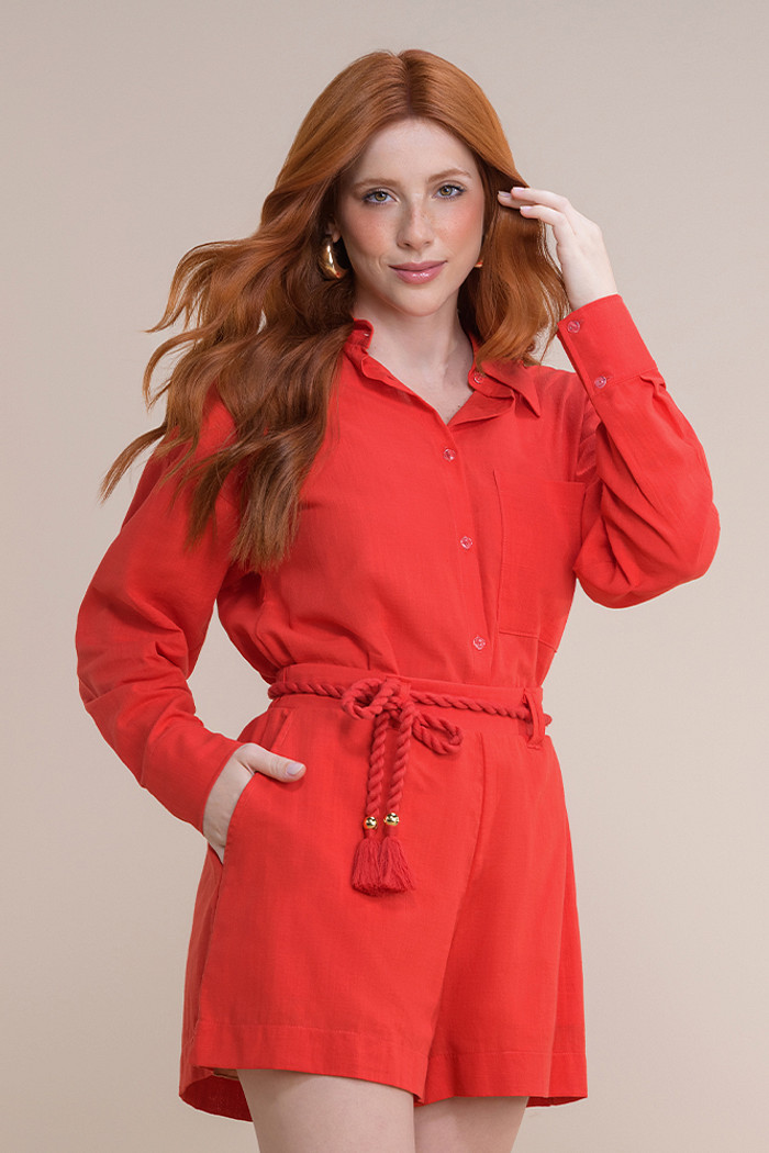 Camisa em cambraia com botão e bolso funcional