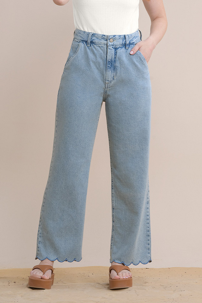 Calça reta em jeans com bordado