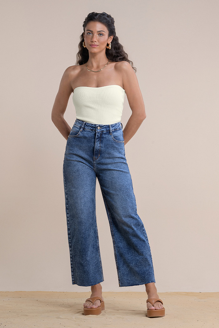 Calça wide leg cropped em jeans com bordado