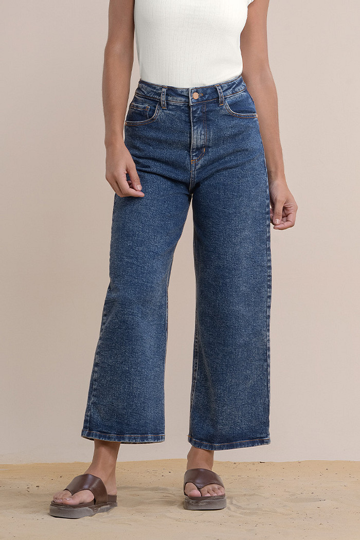 Calça jeans wide cropped com botão