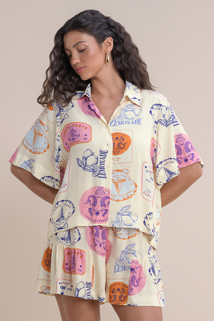 Camisa em viscose com botão funcional