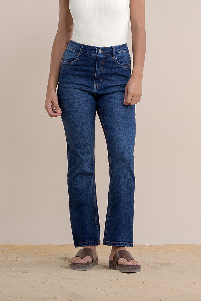 Calça cropped flare em jeans com bordado