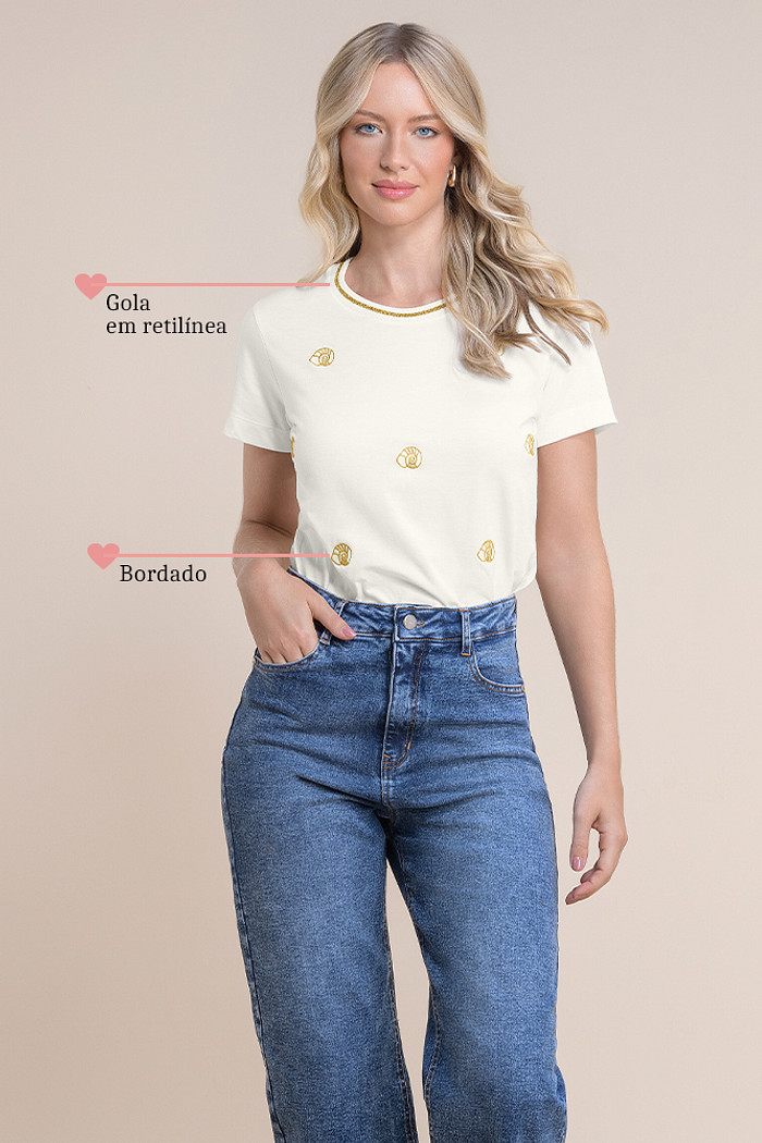 Blusa meia malha bordada com gola em retilínea