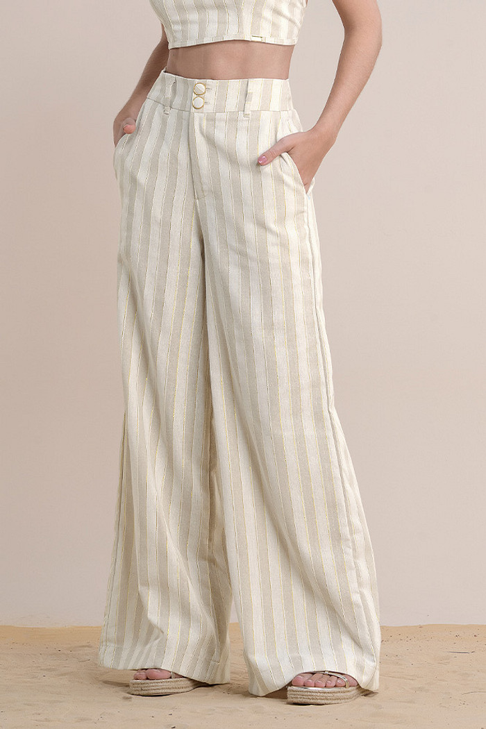 Calça pantalona listrada com botão funcional