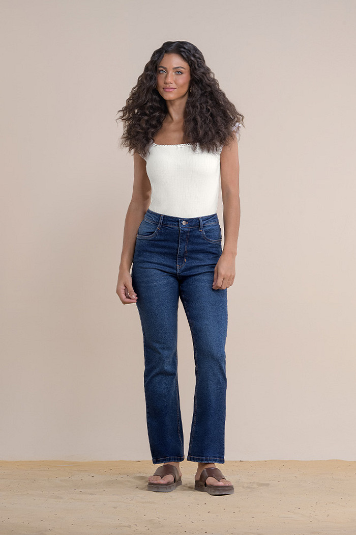 Calça cropped flare em jeans com bordado