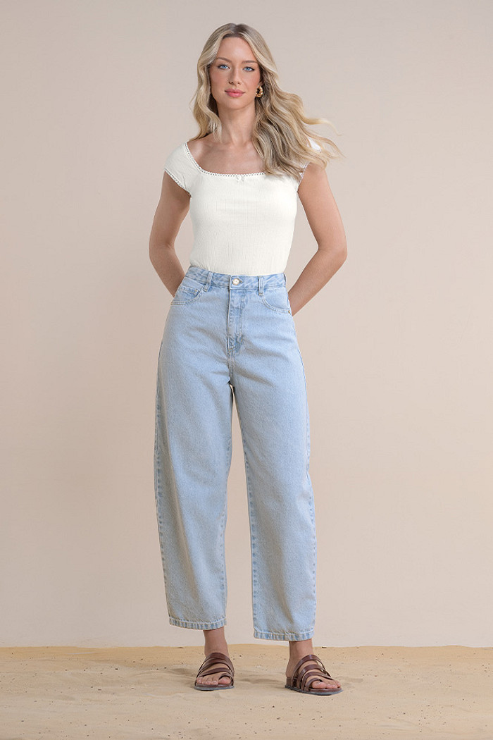 Calça balloom com bordado traseiro