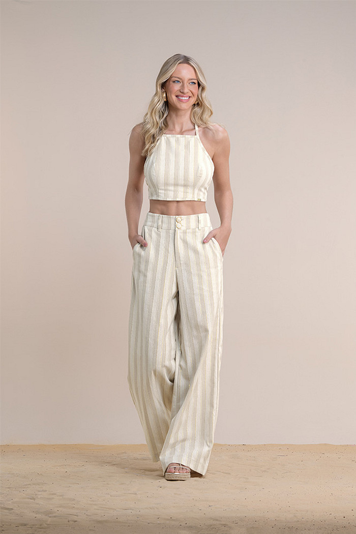 Calça pantalona listrada com botão funcional