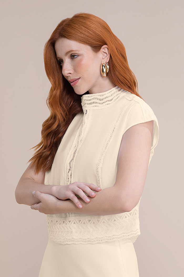 Blusa regata tricoline com aplique decorativo