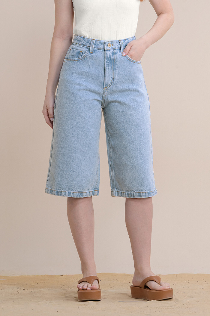 Bermuda jorts jeans com bordado no bolso