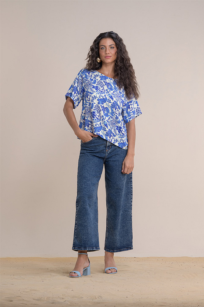 Blusa em viscose com botão funcional