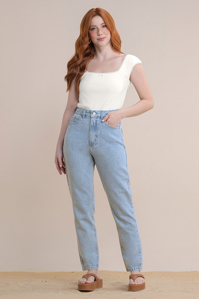 Calça jeans mom com bolso e bordado traseiro