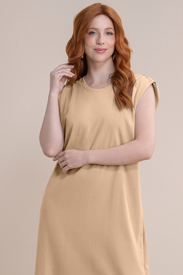 Vestido midi com pregas no ombro e fenda lateral