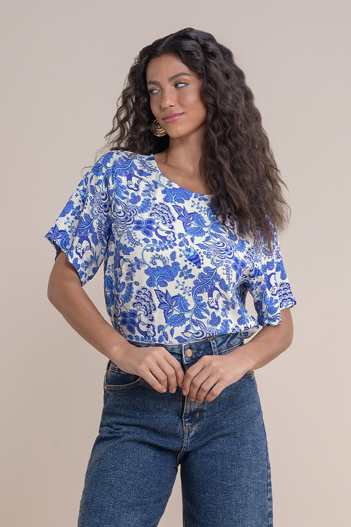 Blusa em viscose com botão funcional