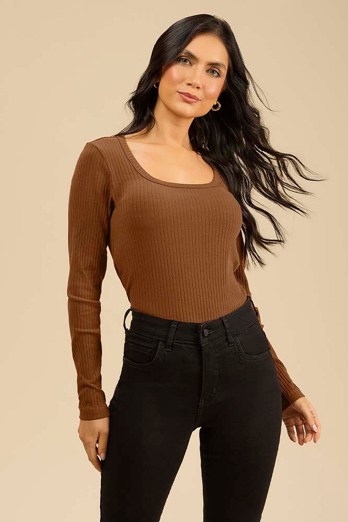 Blusa decote quadrado manga longa em malha canelada