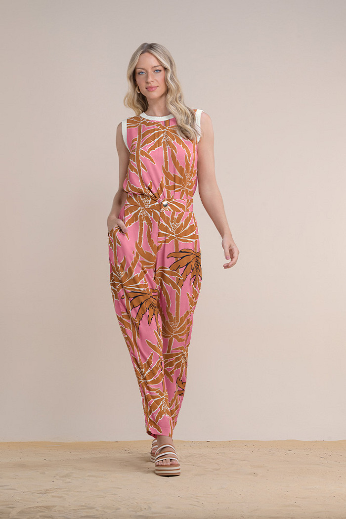 Calça alfaiataria em viscose com elástico atrás