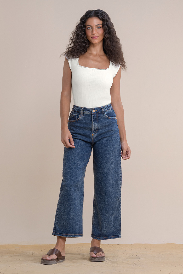 Calça jeans wide cropped com botão