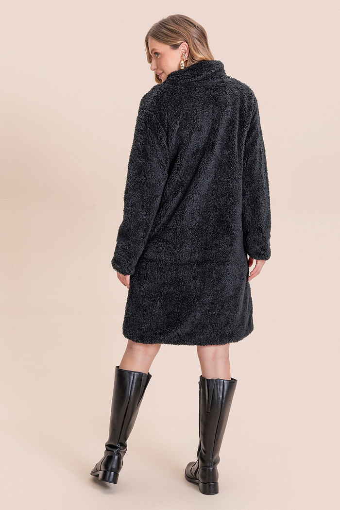 Casaco longo teddy em tecido sherpa com forro