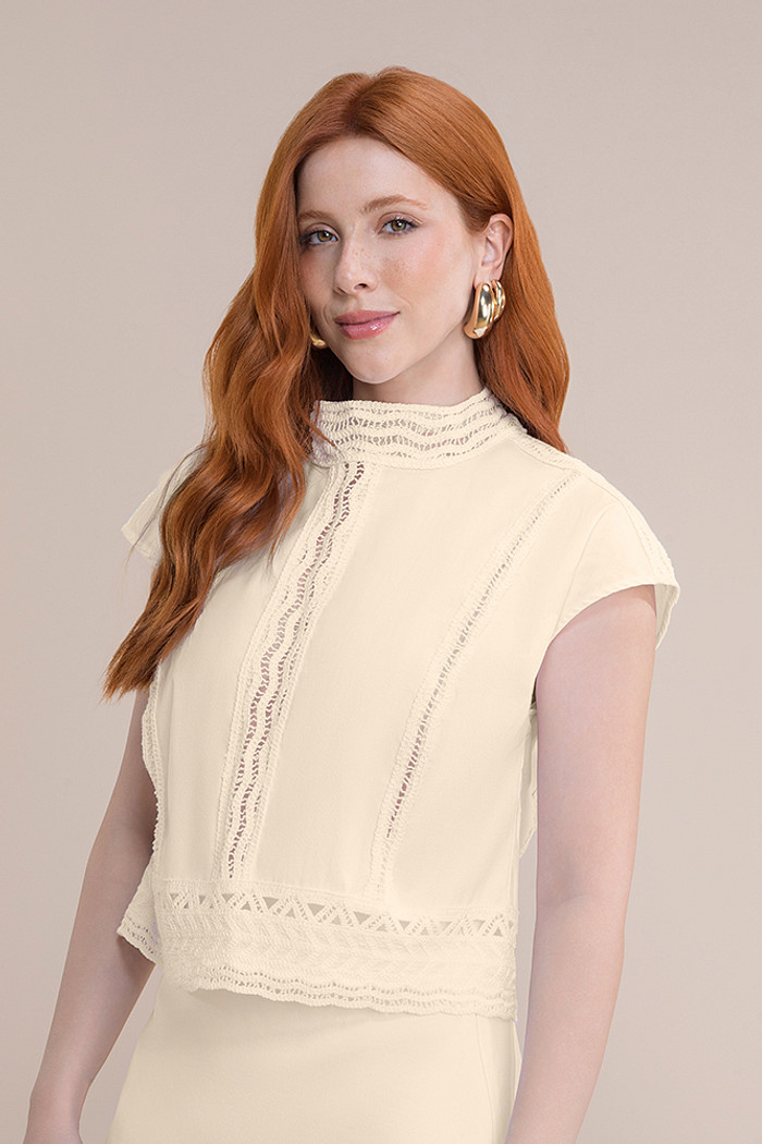 Blusa regata tricoline com aplique decorativo