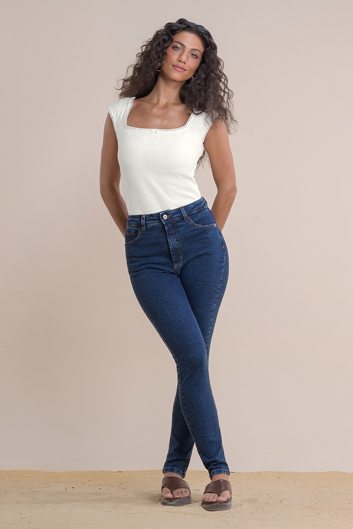 Calça jeans skinny com bordado traseiro