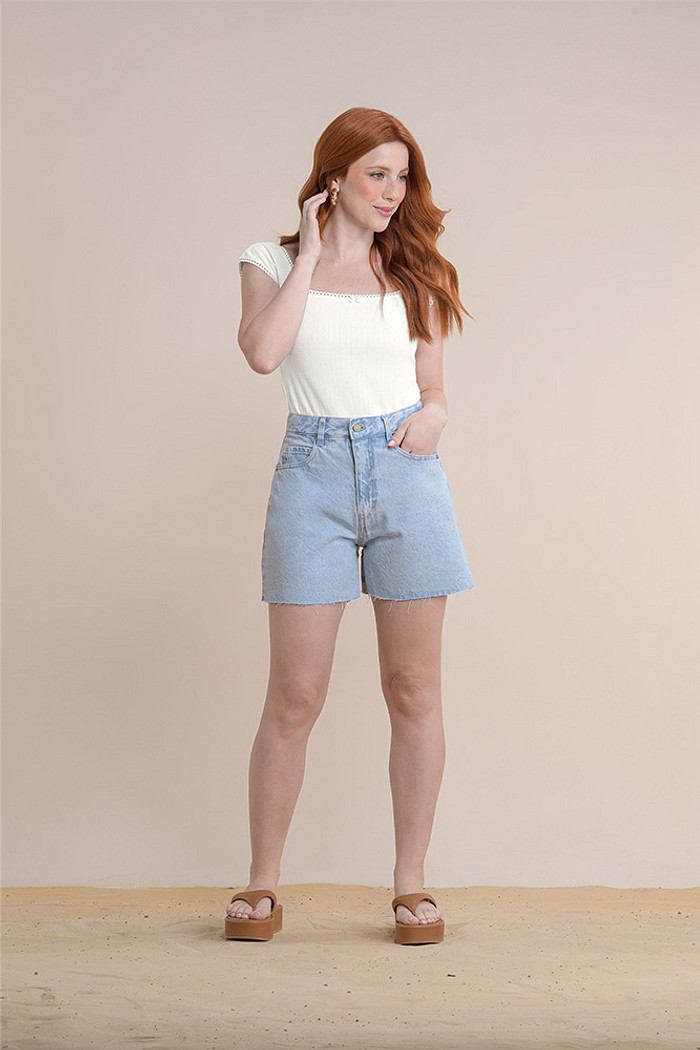 Shorts jeans mom com botão e bordado traseiro