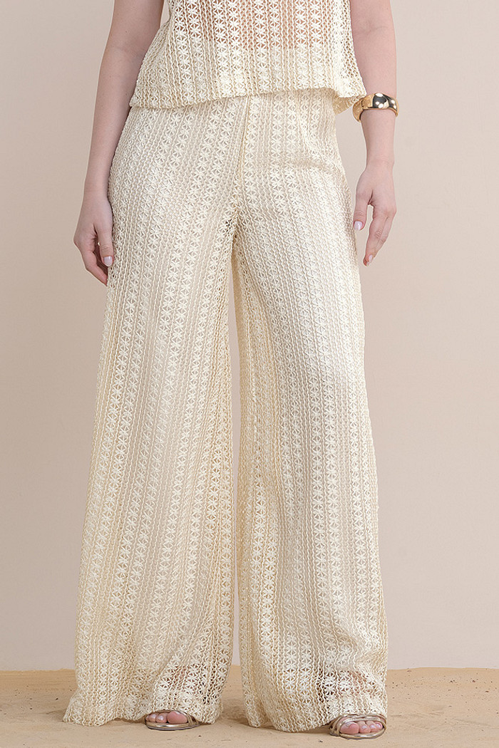 Calça pantalona em tecido rendado