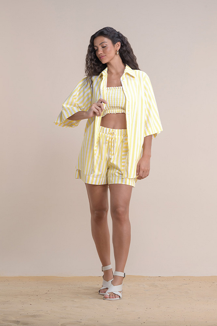 Camisa listrada com botões funcionais