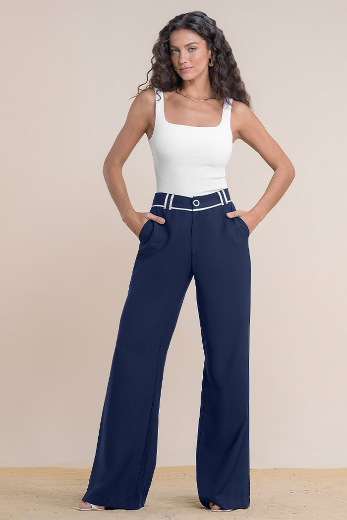 Calça em alfaiataria com botão funcional