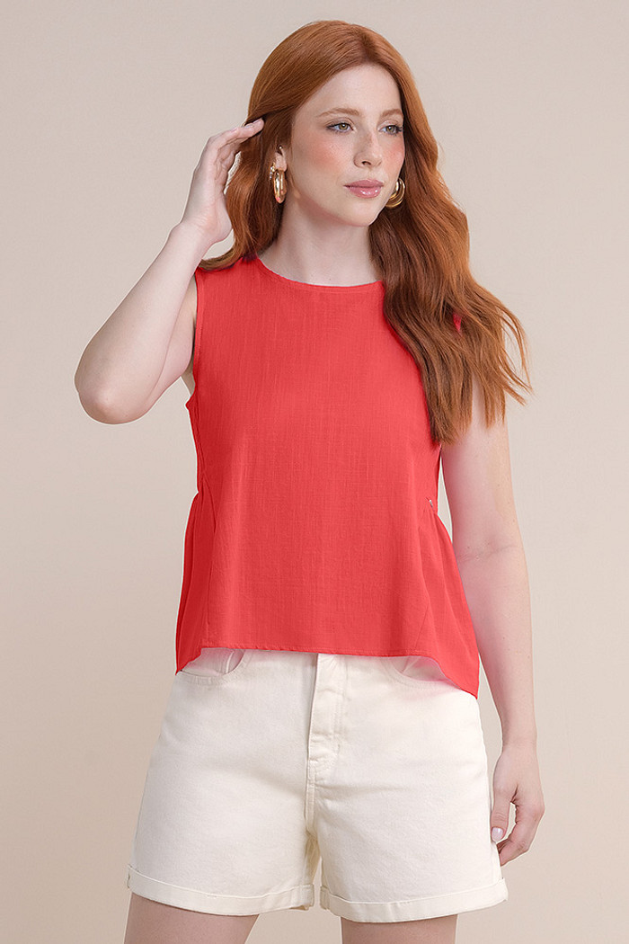 Blusa regata em cambraia com botão funcional