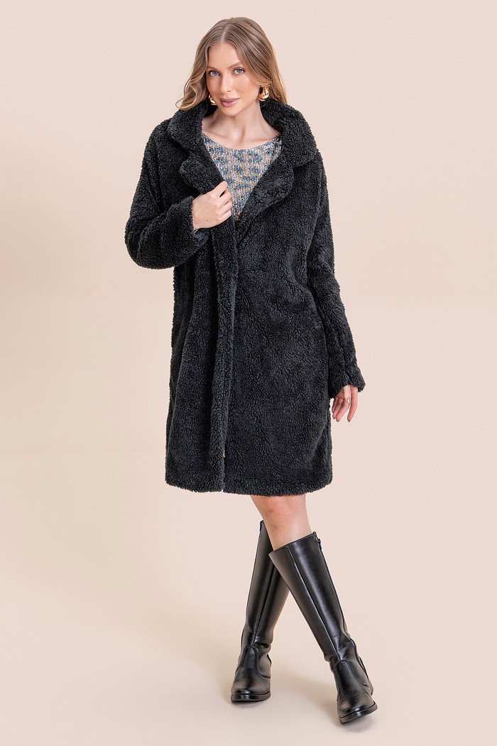 Casaco longo teddy em tecido sherpa com forro