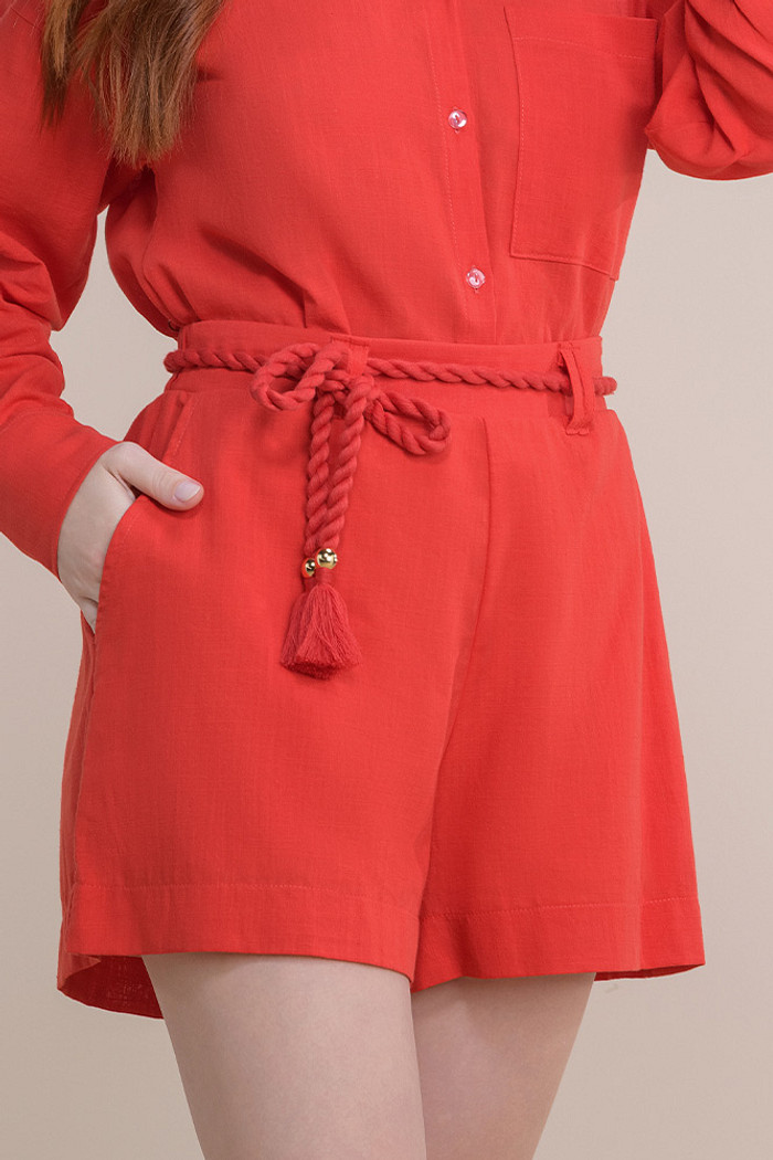 Shorts em cambraia com cintos e elástico nas costa