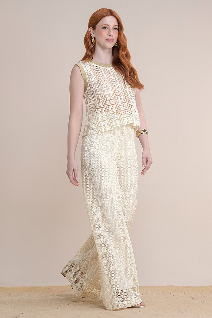 Calça pantalona em tecido rendado