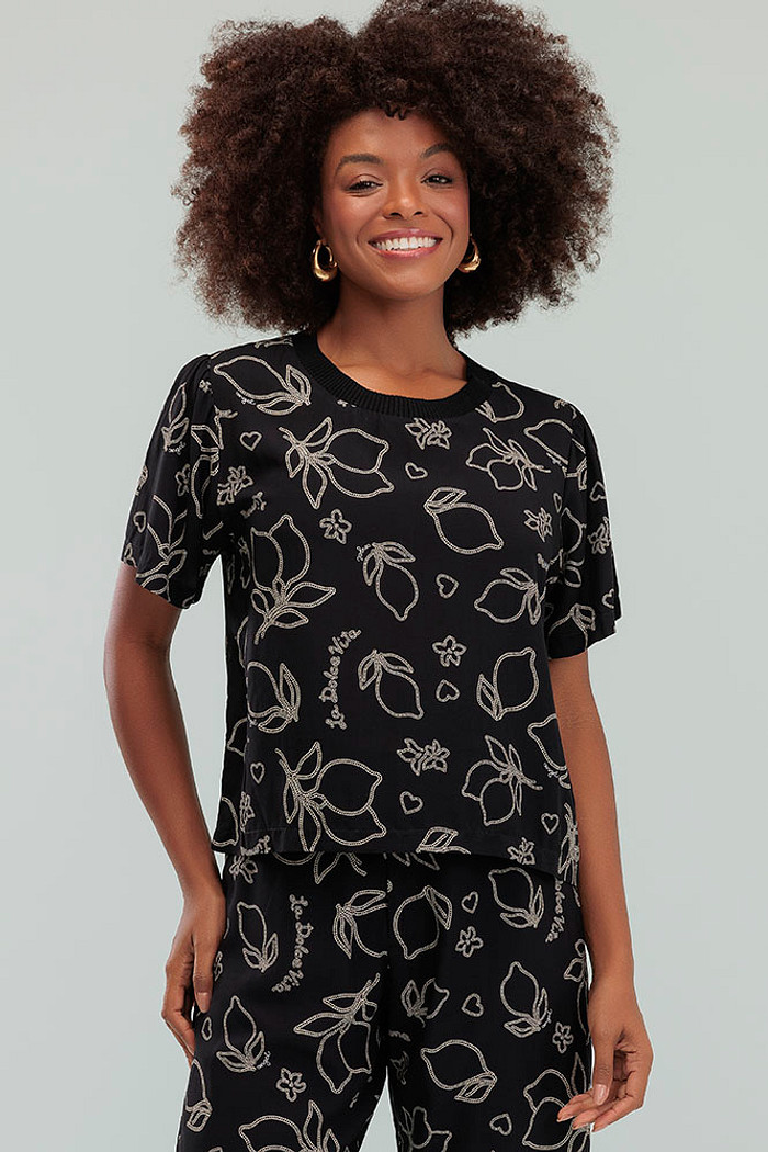 Blusa com gola em retilinea