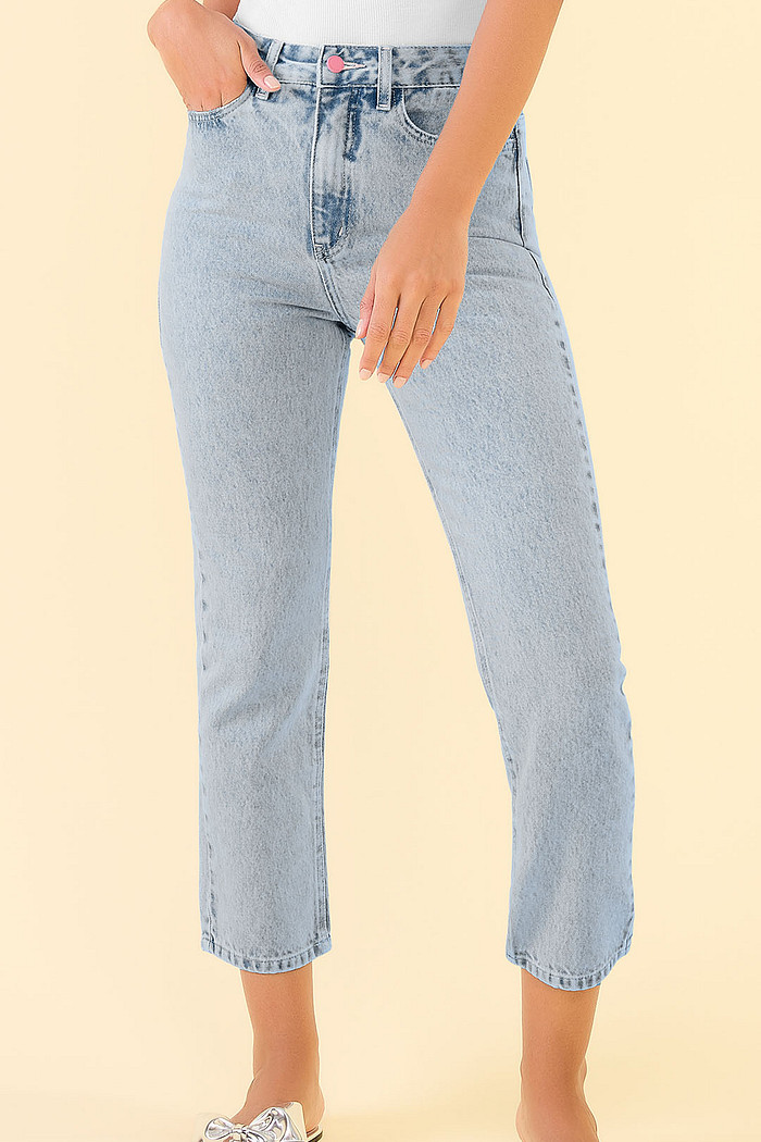 Calça mom botão rosa em jeans