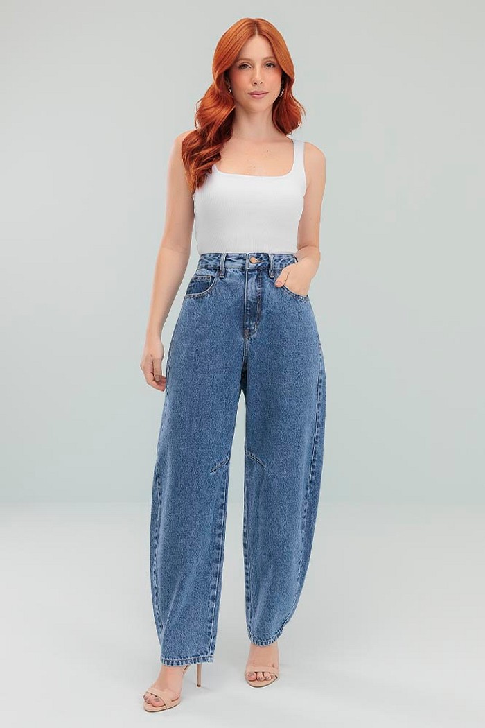 Calça barrel com bordado e bolso jeans