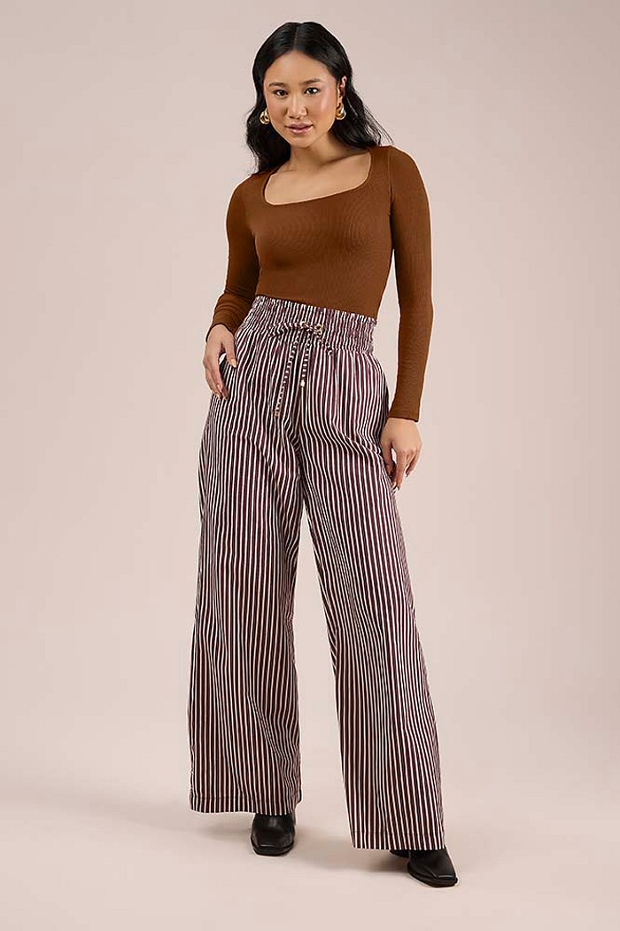 Calça wide leg elástico na cintura em tricoline listrado